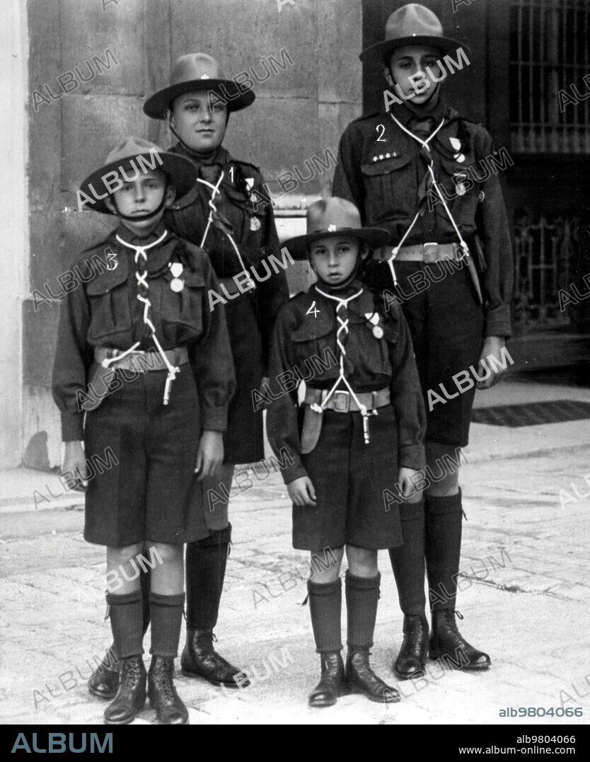 1922. The Infantes D. Juan, D. Gonzalo, D. Alfonso and Don Jaime de Borbón Battenberg, with the Boy Scout uniform.