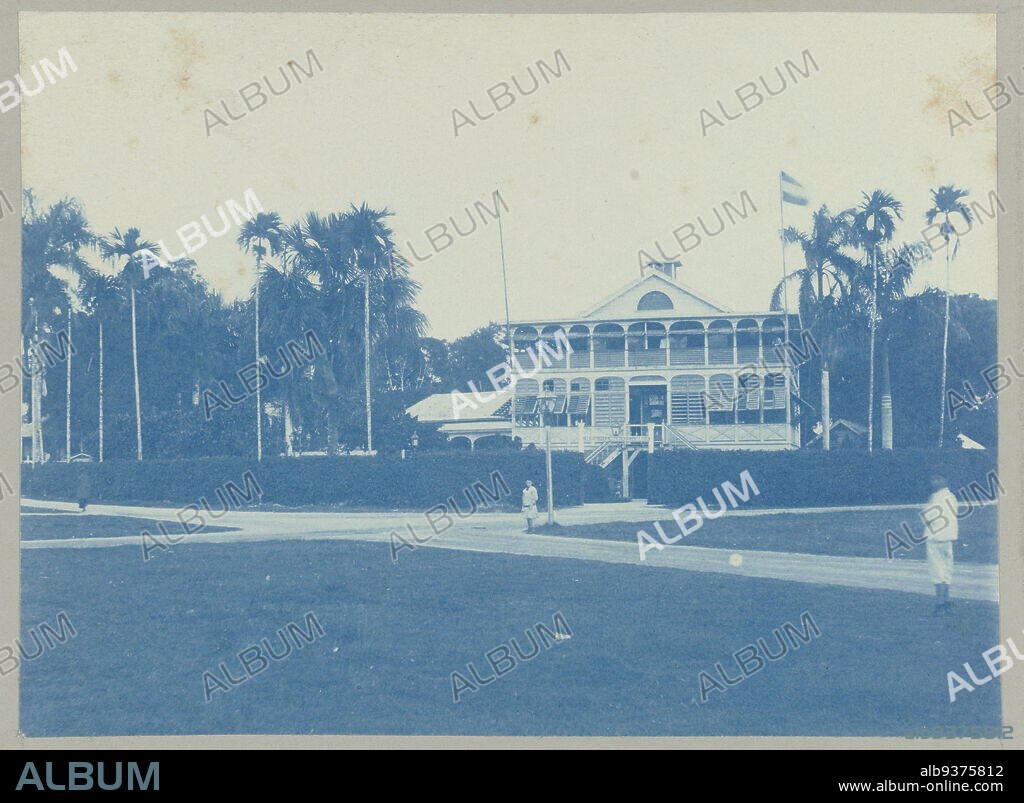 Park (title on object), View of society Het Park in Paramaribo. Part of the photo album Souvenir de Voyage (part 2), about the life of the Doijer family in and around the plantation Ma Retraite in Suriname in the years 1906-1913., Hendrik Doijer (attributed to), Suriname, 1906 - 1913, photographic support, cyanotype, height 118 mm × width 161 mm.