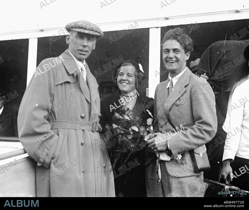 Göteborg 3 september 1932. Chefredaktören för Idrotts-Bladet Torsten Tegner med häcklöparen och öisaren Kell Areskoug. Kvinnan i mitten är okänd. *** Local Caption *** Låda: Krep 2009-06. KAMERAREPORTAGE.