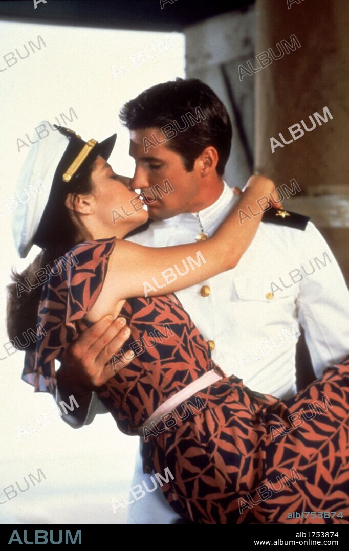 DEBRA WINGER and RICHARD GERE in AN OFFICER AND A GENTLEMAN, 1982, directed by TAYLOR HACKFORD. Copyright PARAMOUNT PICTURES.