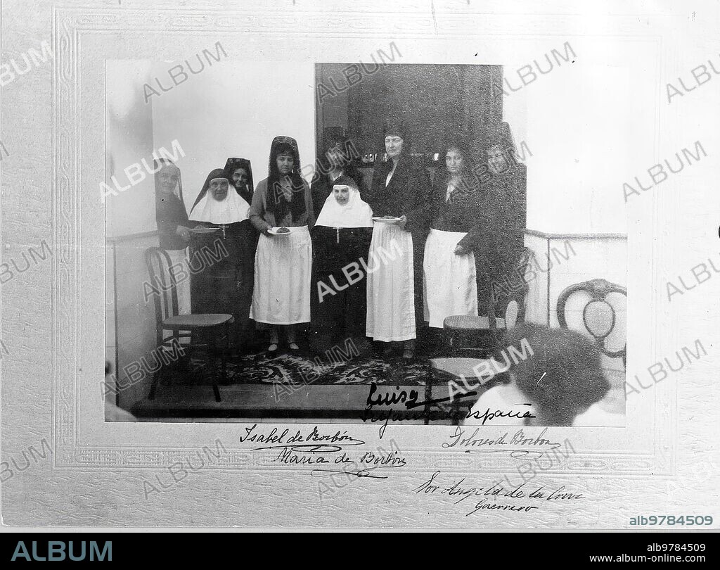 1930. Sor Angela con  la Nieta de la Infanta Maria Luisa, Hermana de Isabel Ii. A la izquierda de sor Angela, la Infanta Luisa, al lado de ella su Hija Dolores. Detras de sor Angela, Maria de las Mercedes, madre del Rey, y A su Derecha, Isabel Alfonsa, prima de don Juan, padre del Rey,  un Dia que Sirvieron el almuerzo A las Internas.