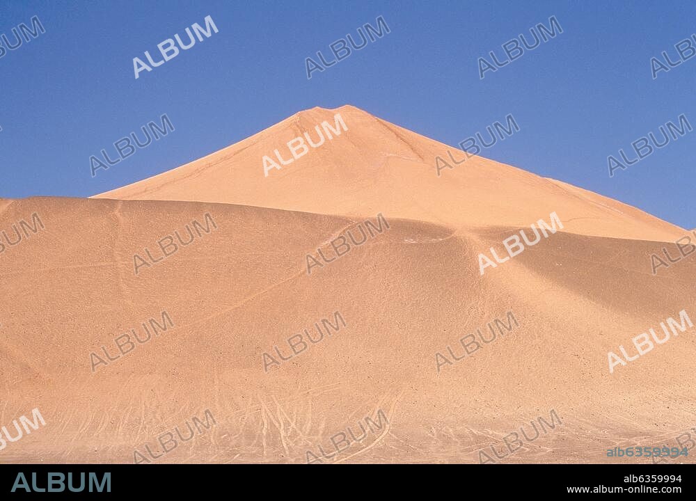 Turfan / Turpan (an der Seidenstraße gelegen; Autonome Region Xinjiang, China). Flammenberg / Huoyanshan (Temperaturen im Sommer bis über 50 Grad Celsius).-Landschaftsbild.-Foto, undatiert.