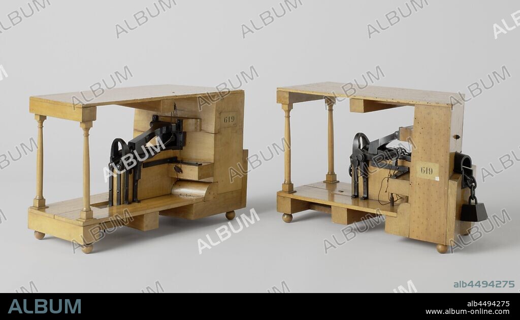 Model of a Chain Stopper, Model of a chain stopper between two decks. Consisting of a slide for the chain on a bobbin and continuing through the port vault hole, and a heavy devil's claw hanging on a bobbin on the ship's wall. A clasp over the chain secures the claw, the bracket is secured with a fork, which is lashed to the deck beam by a hoist. Scale 1:10 (estimate)., anonymous, 1831 and/or c. 1833, wood (plant material), rope, model: h 28.4 cm × w 43.5 cm × d 17.1 cm packaging capsule: h 35.5 cm × w 48.5 cm × d 45 cm.