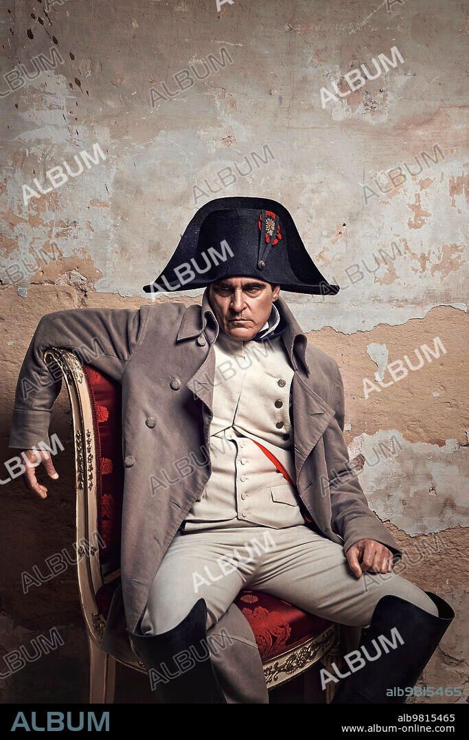 NAPOLEON BONAPARTE I y JOAQUIN PHOENIX. JOAQUIN PHOENIX en NAPOLÉON, 2023, dirigida por RIDLEY SCOTT. Copyright SCOTT FREE PRODUCTIONS.