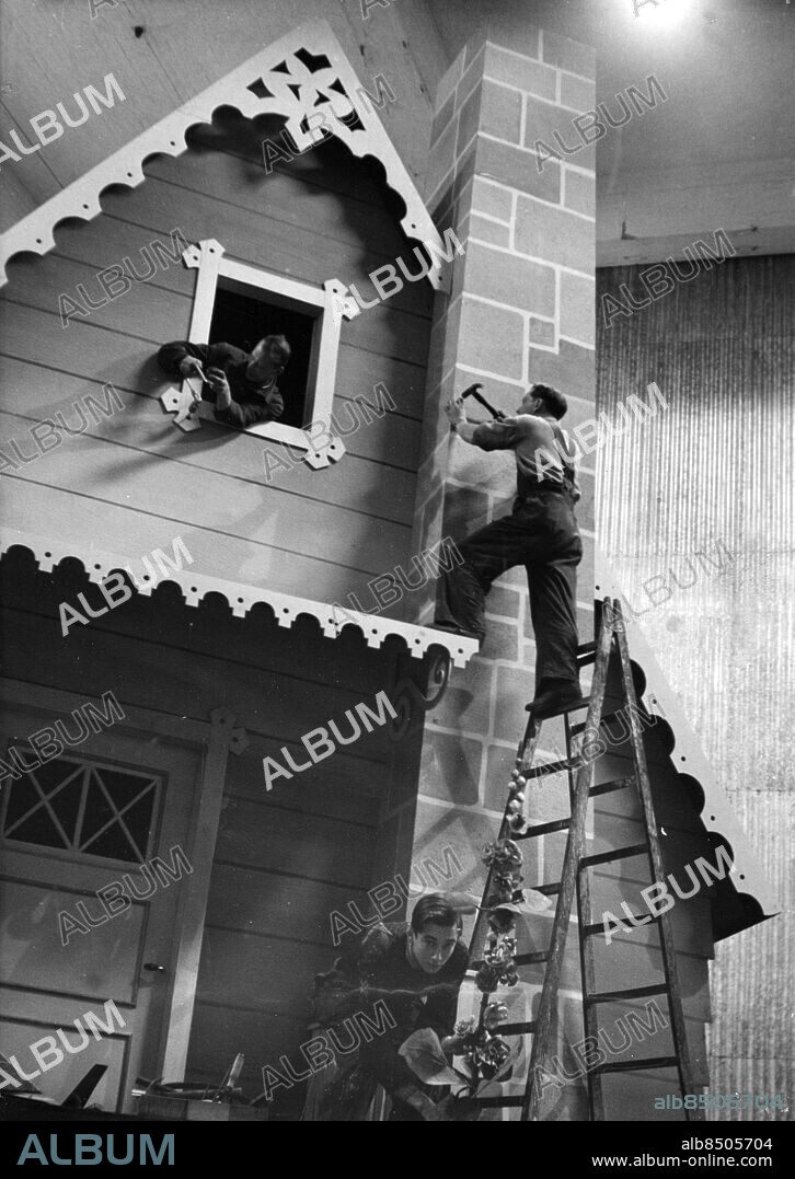 Iordningställande av dekoren till operetten Oklahoma ritad av Martin Ahlbom på Malmö Stadsteater 1948.. Foto: Sydsvenskan / IBL Bildbyrå.