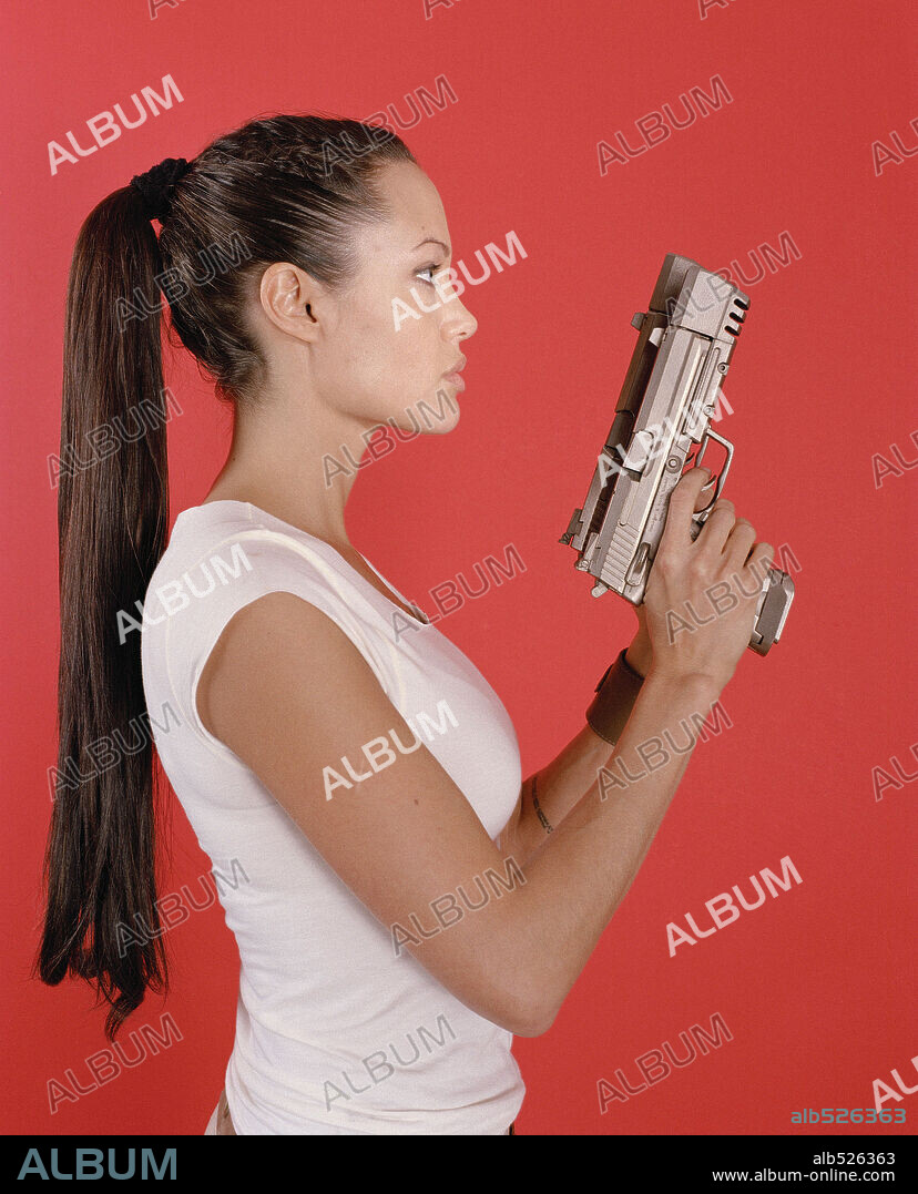 ANGELINA JOLIE in LARA CROFT TOMB RAIDER: THE CRADLE OF LIFE, 2003, directed by JAN DE BONT. Copyright PARAMOUNT PICTURES.