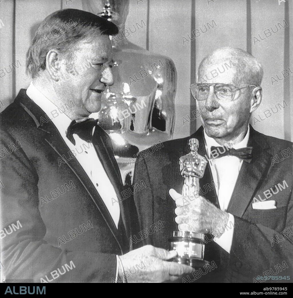 8 abril 1975. Hollywood. El actor John Wayne sostiene el Oscar con el director de cine Howard Hawks, que recibió el premio honorifico que le entregó el actor por su contribución al arte cinematográfico.