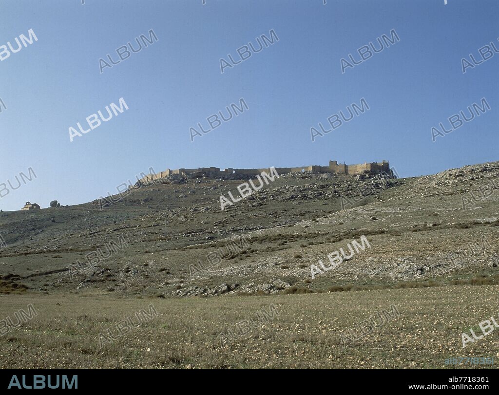PANORAMICA DEL CASTILLO ARABE DE SAN ESTEBAN DE GORMAZ - SIGLO X.