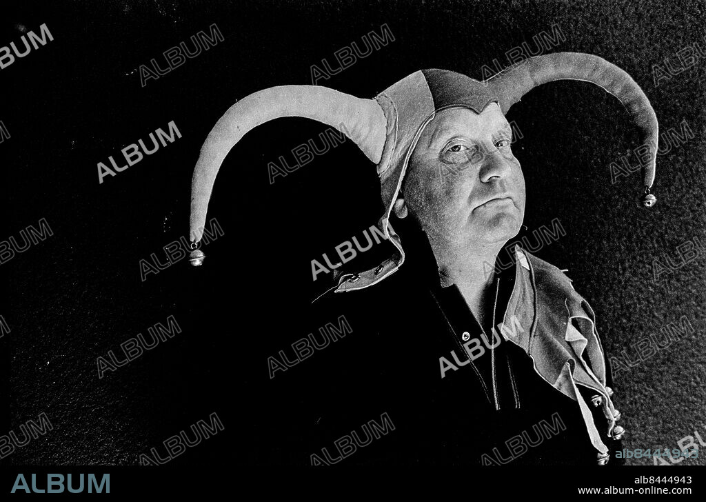 1968-10.. HYLANDS HÖRNA. Underhållningsprogram i TV med Lennart Hyland.. Sänt under säsongen 1968.. Här ses Carl-Gustaf Lindstedt, skådespelare och revyartist, med narrkåpa från rollen som Gubben i lådan.. Foto: Ulf Stråhle / RiR / SVT / Kod: 5600. Reportage publ. i RiR 39/68 sid. 14-15.. RiR 19204 sv/v neg  . Hovnarrar.