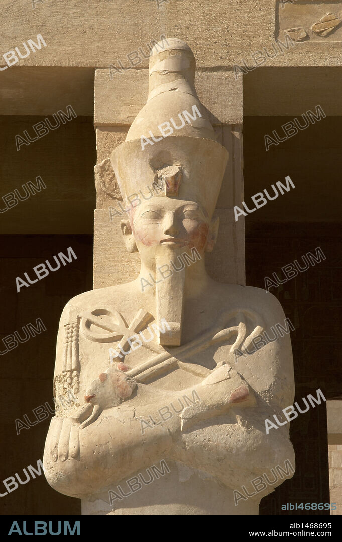 ARTE EGIPCIO. EGIPTO. ESTATUA osiriforme de HATSHEPSUT, reina faraona de la XVIII. Dinastía del Imperio Nuevo. Se encuentra en la segunda planta del Templo de Deir-El Bahari. TEBAS.