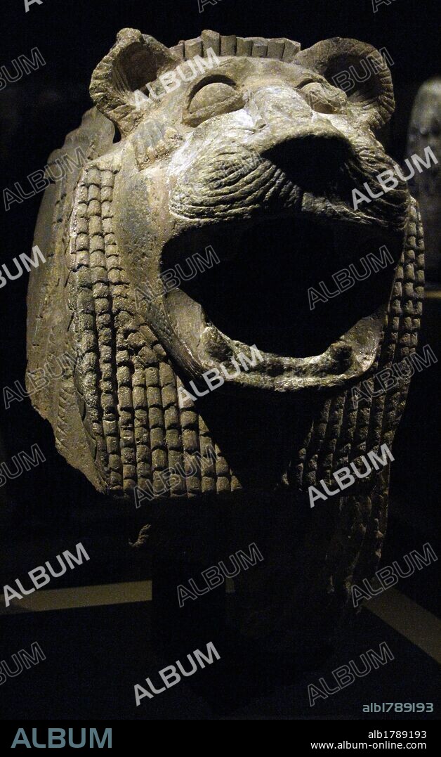 ARTE MESOPOTAMICO. CABEZA DE LEON PROTECTOR, guardián de un templo. Exposición Babilonia. Museo del Louvre. París. Francia.