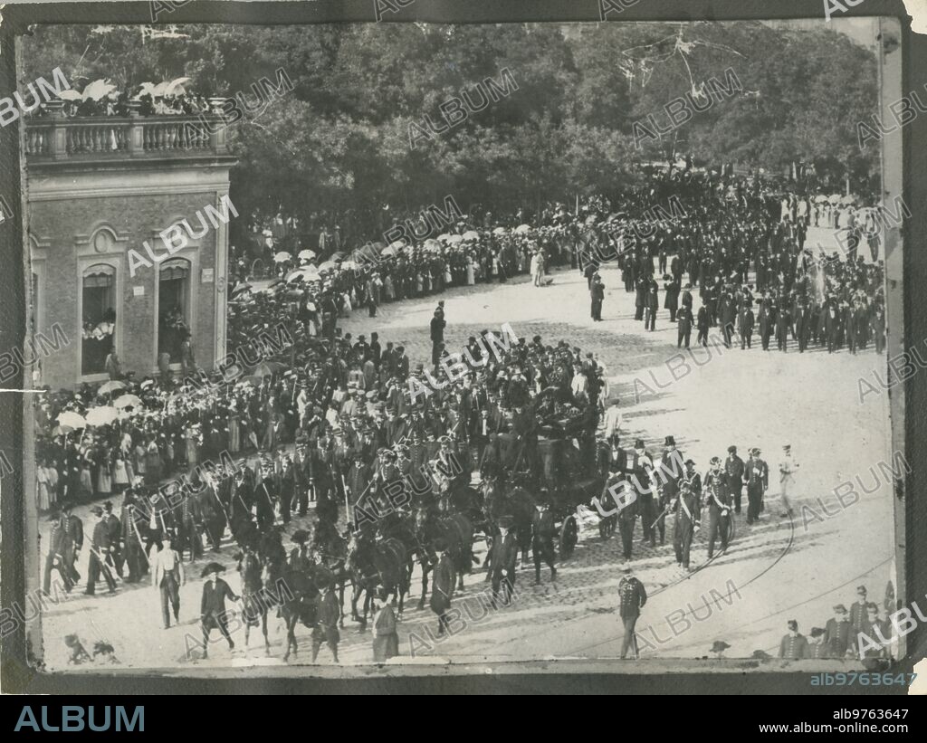 Madrid, 11/08/1897. Entierro de Antonio Cánovas del Castillo. La comitiva en la Plaza de la Cibeles de Madrid.