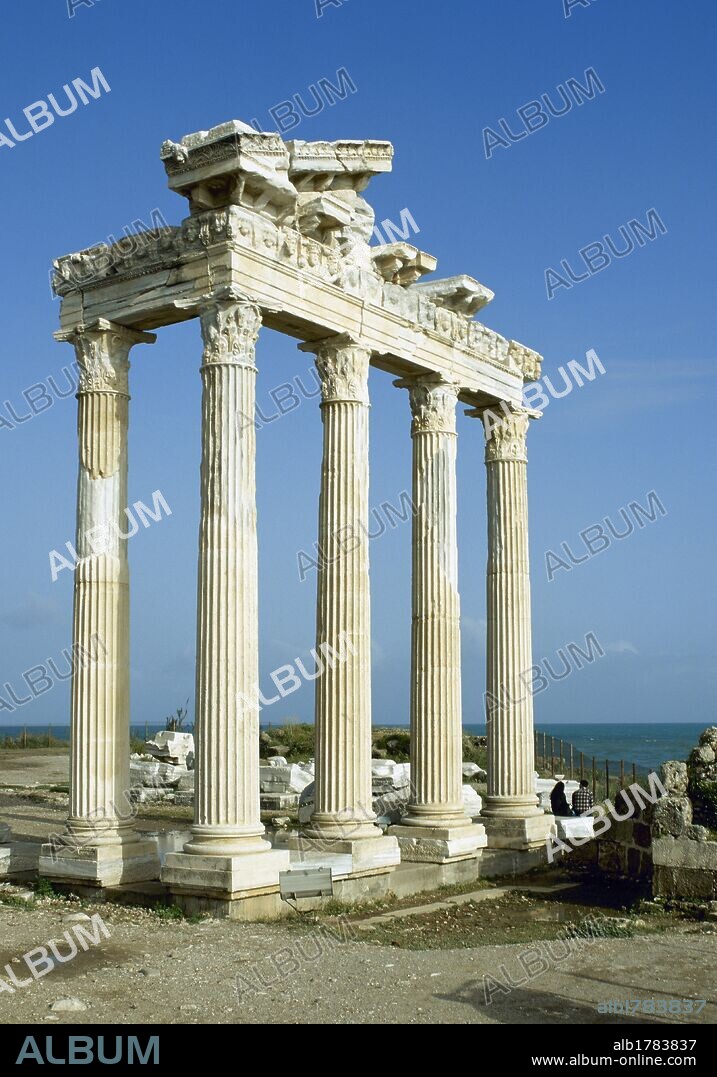 ARTE ROMANO. ASIA MENOR. TURQUIA. SIDE. Antigua ciudad habitada ya en el S. VIII a. C Con su puerto y su actividad comercial prosperó en las épocas griegas y romanas, siendo después un importante centro de difusión del cristianismo. Vista general del TEMPLO DE APOLO, de orden corintio y en ruinas desde el terremoto de finales del siglo II. Península Anatólica.