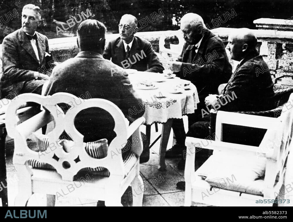 Hindenburg, Paul von Reichspräsident. 1847-1934. Politische Beratung in Neudeck, 1932: V. l. n. r., Reichskanzler von Papen, Wilhelm von Gayl, von Hindenburg, Kurt von Schleicher und Otto Meißner. Foto.