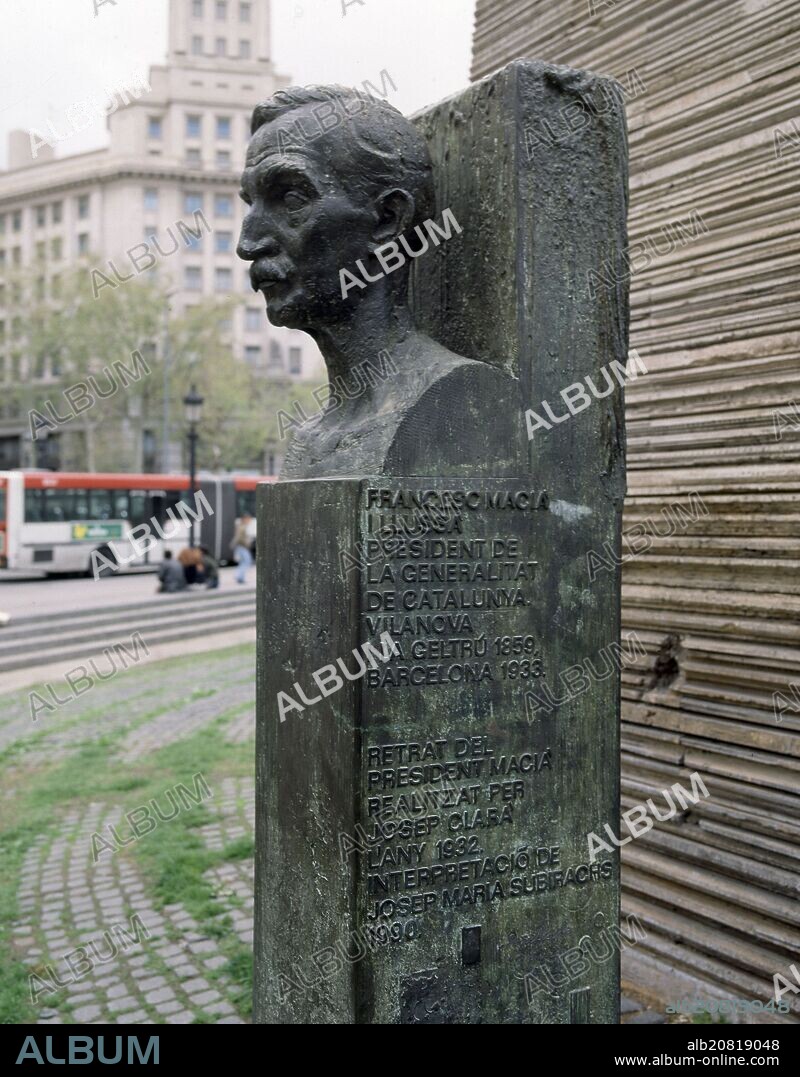 JOSEP CLARA I AYATS (1878-1958). ESCULTURA DE FRANCESC MACIA I LLUSA EN EN EL MONUMENTO DE LA PLAZA DE CATALUÑA- 1932  - FOTO AÑOS 00.