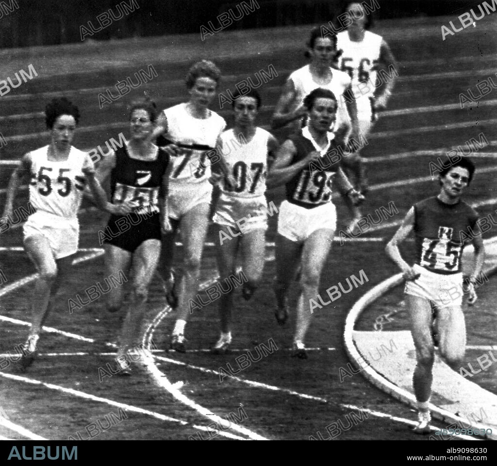 Japan, Tokyo Olympic Games, 1964: Britains's Ann Packer (left, #55) makes her move at the head of the stretch in the 800 metres final. #45 is Maryvonne Dupureur of France. A .Packer won the gold medal in a time of 02:01.10. Ann Packer (GB) Strikes out inpursuit of Dupureur with 100m left in Olympic 800m.