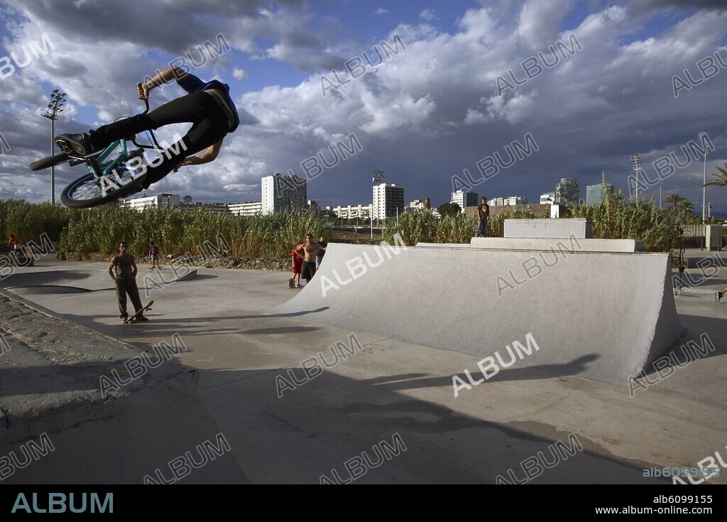 Barcelona; "Half" para skaters y otros en el Parc del Poble Nou (Bici).