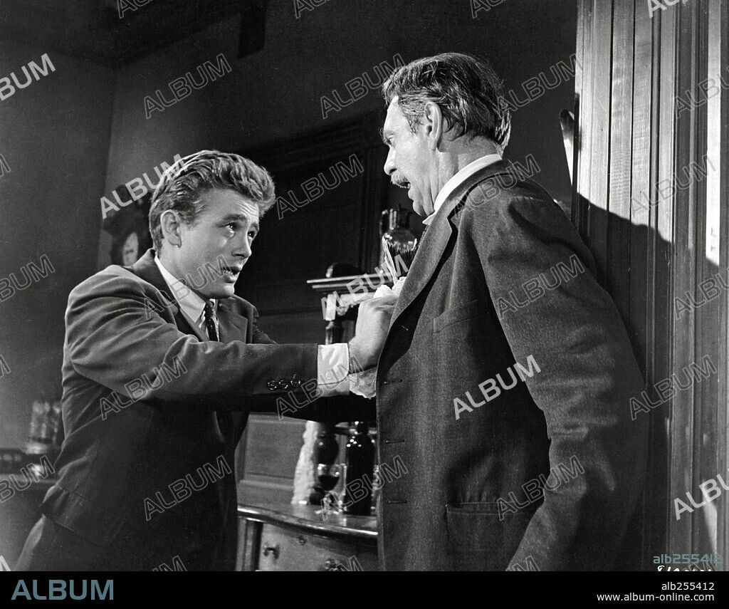 JAMES DEAN y RAYMOND MASSEY en AL ESTE DEL EDÉN, 1955 (EAST OF EDEN), dirigida por ELIA KAZAN. Copyright WARNER BROTHERS.