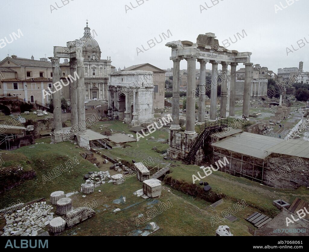 COLUMNAS CORINTIAS DEL TEMPLO DE VESPASIANO Y TITO, A LA DERECHA PARTE DE LOS RESTO DEL TEMPLO DE SATURNO, AL FONDO ARCO DE SEPTIMIO SEVERO.