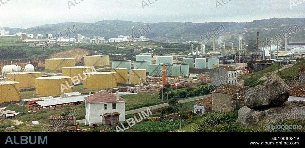 AUTOR LIBRE 01307. REFINERIA DE PETROLEO REPSOL DE A CORUÑA - FOTO AÑOS 70.