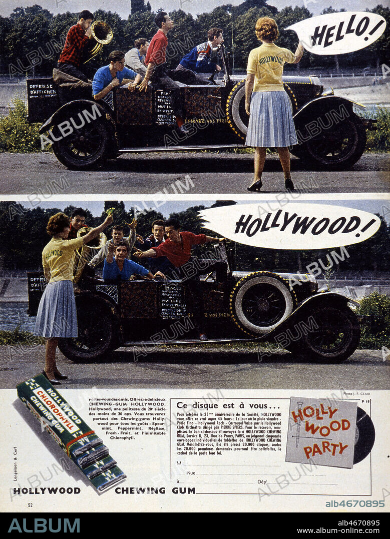 Publicite pour Hollywood Chewing Gum, des jeunes gens dans une voiture recouverte d'inscriptions existentialistes passent devant une jeune fille qui leur offre des chewing gums,1958. Credit Collection JONAS/Kharbine Tapabor.