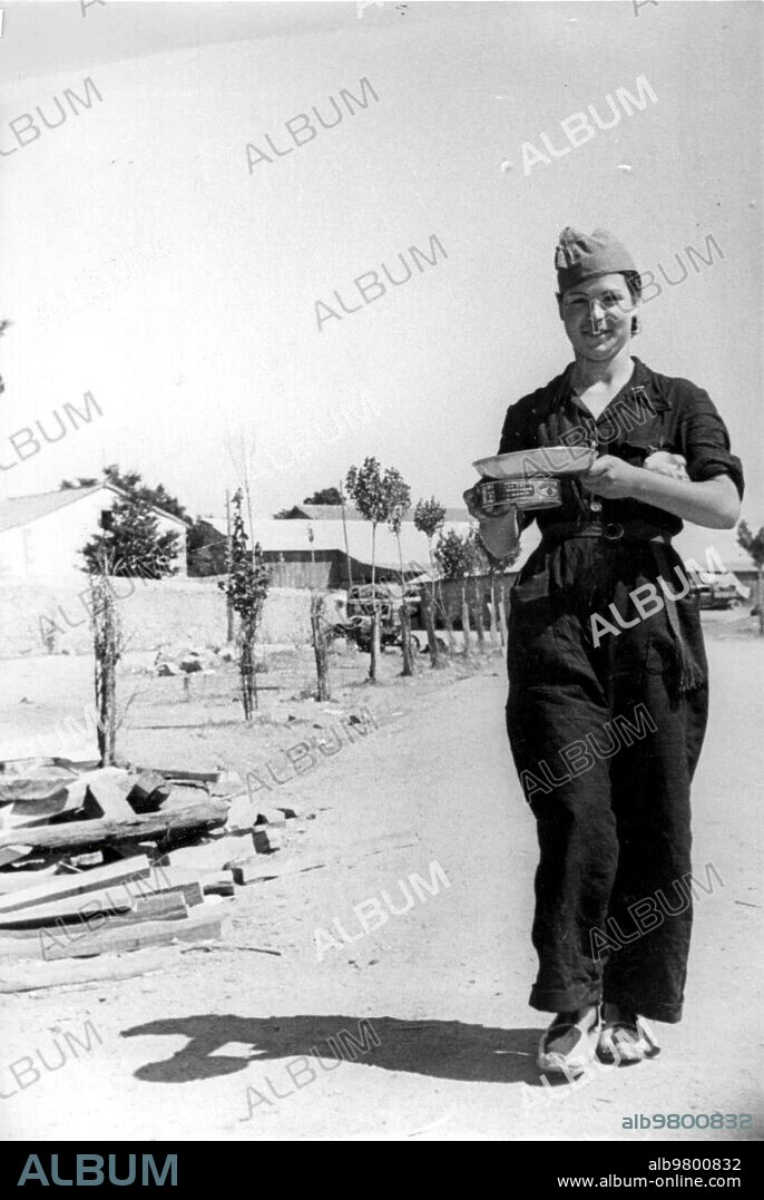 Agosto 1936. Una Miliciana A la hora del Almuerzo, en el frente de Somosierra.
