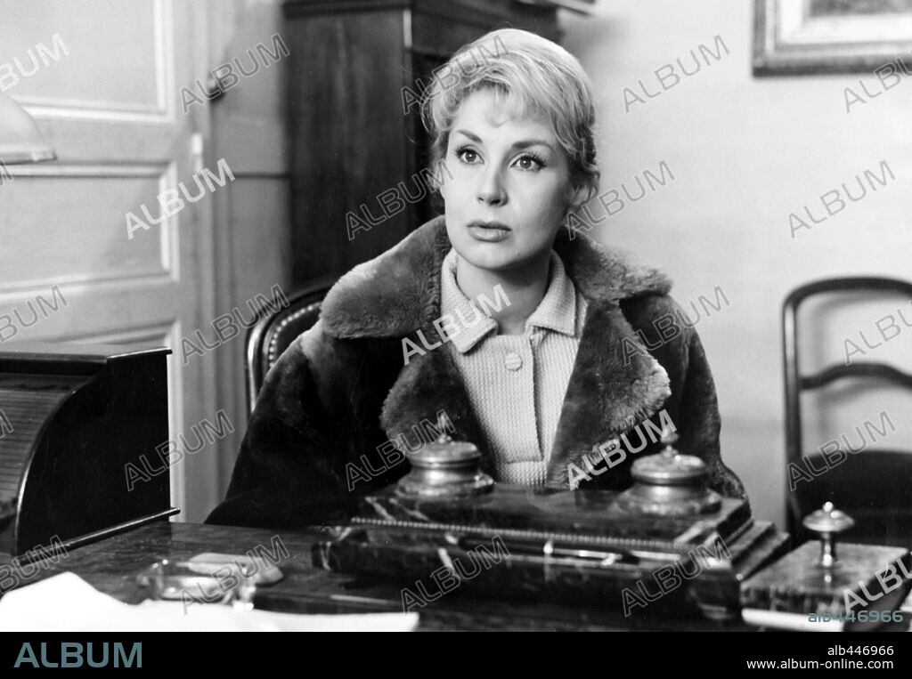 CLAIRE MAURIER in THE FOUR HUNDRED BLOWS, 1959 (LES QUATRE CENTS COUPS), directed by FRANCOIS TRUFFAUT. Copyright SEDIF, LES FILMS DU CAROSSE/JANUS.