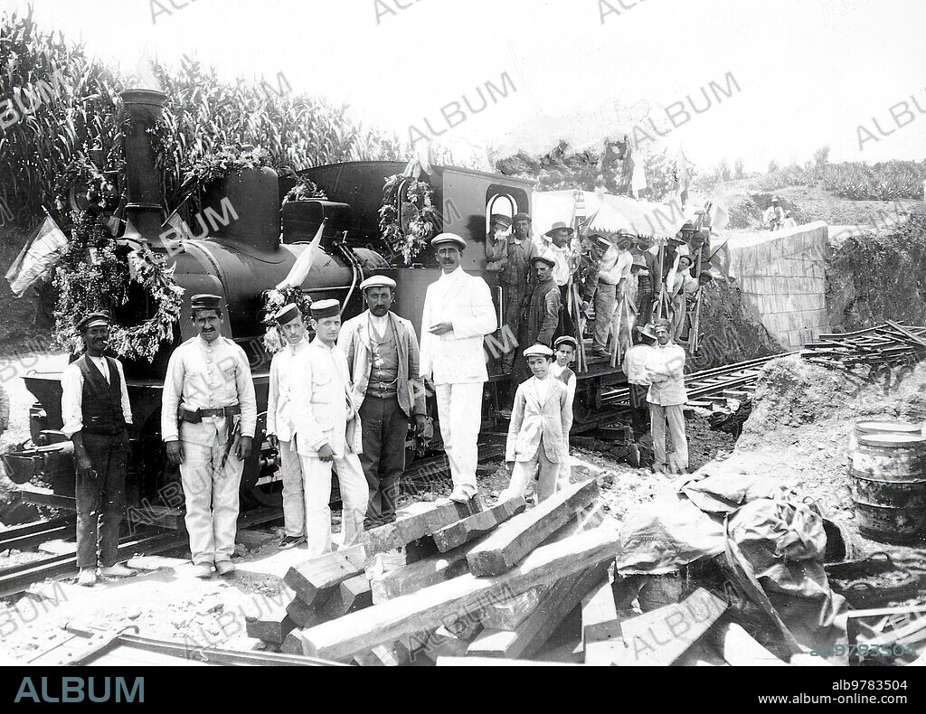 Julio 1910. Inauguración oficial del ferrocarril de Ceuta. Primera Locomotora que ha hecho el recorrido de Ceuta A la cantera Benzú (12 Kms.) para el servicio de piedra del puerto en Construcción -foto Arturo Sierra -fecha Aproximada.