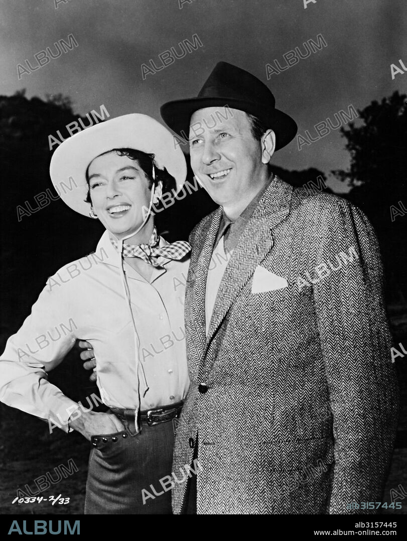 FREDERICK BRISSON y ROSALIND RUSSELL en THE GIRL RUSH, 1955. Copyright PARAMOUNT PICTURES.
