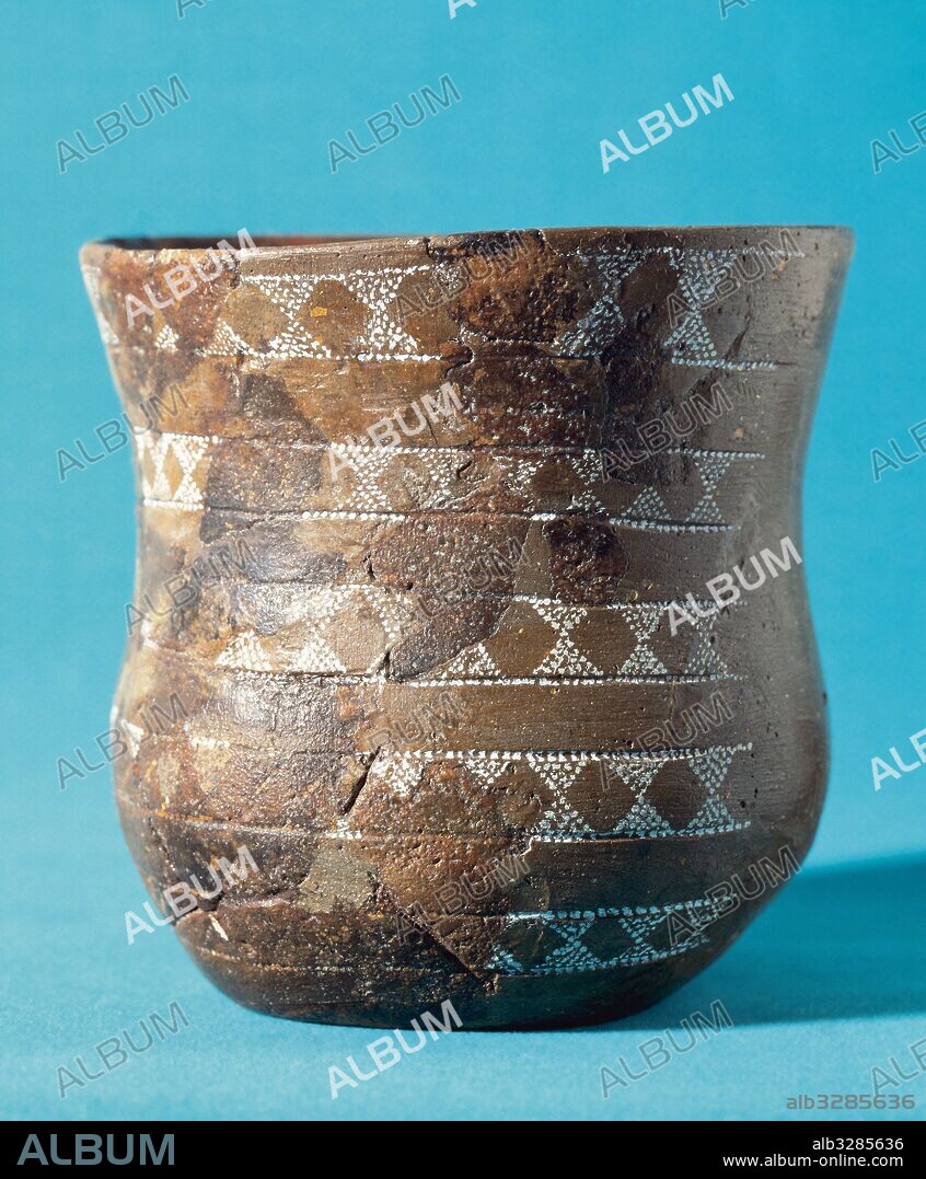 Bell- Beaker culture. Bronze Age. 2900-1800 BC. Beaker pottery. Vessel. Diocesan and Regional Museum of Solsona, Catalonia, Spain.