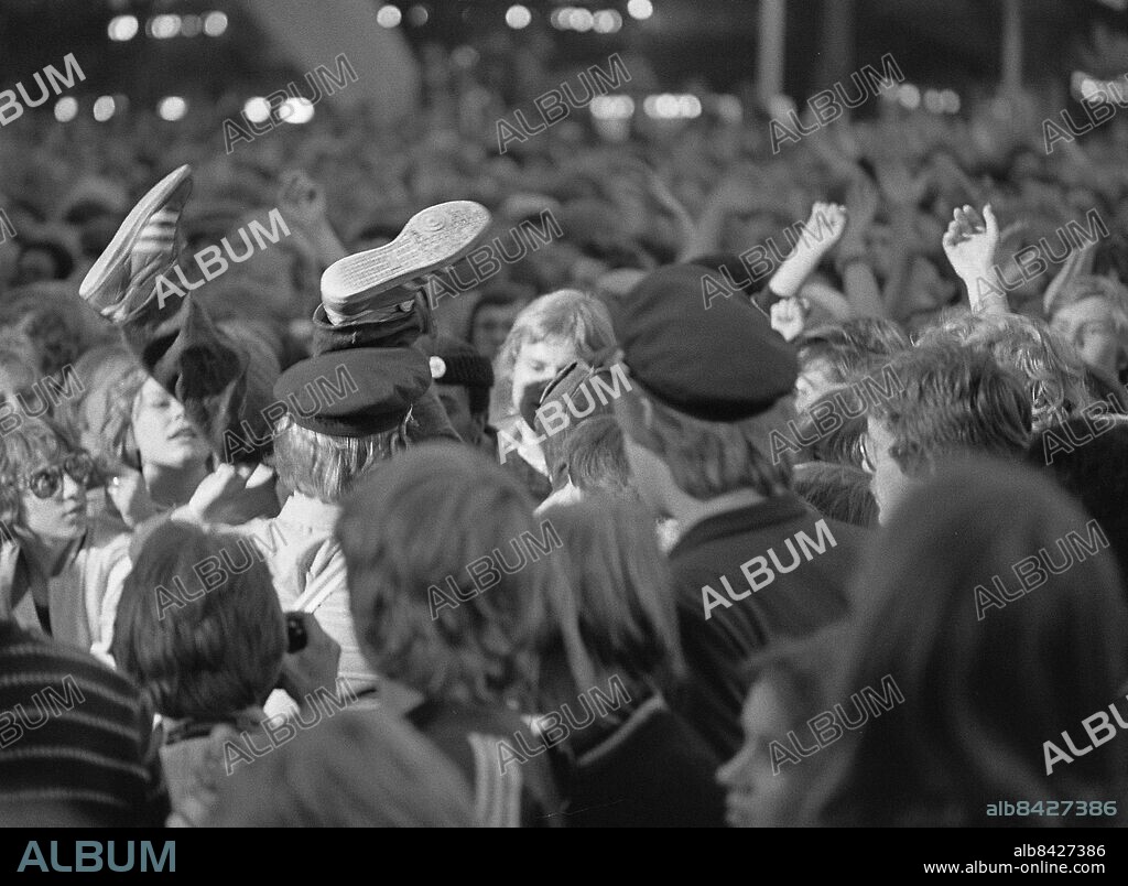 STOCKHOLM 1978-06-30. Trängseln är stor när Bob Marley & The Wailers uppträder inför drygt 20 000 åskådare på Gröna Lund i Stockholm.. Foto: Bo Lindell / Expressen / TT / Kod:192. ** AFTONBLADET OUT **.