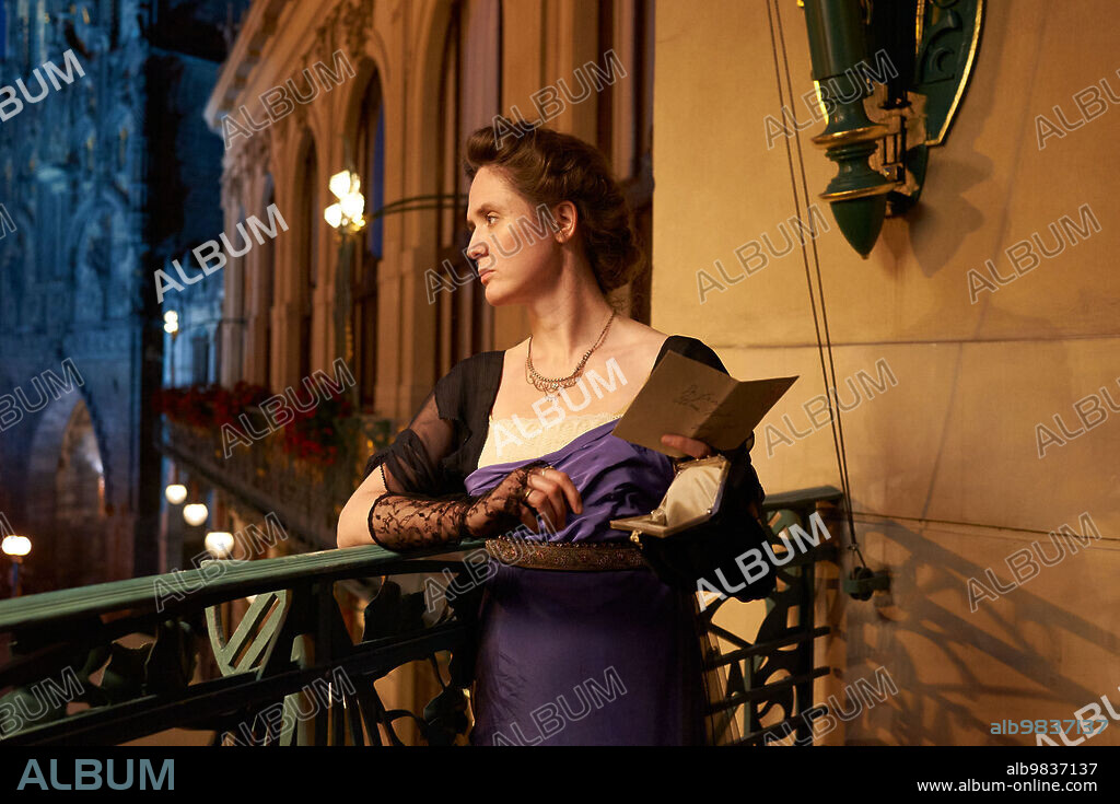 EMILY COX en ALMA MAHLER, LA PASION, 2022 (ALMA & OSKAR), dirigida por DIETER BERNER. Copyright Film AG Produktions.