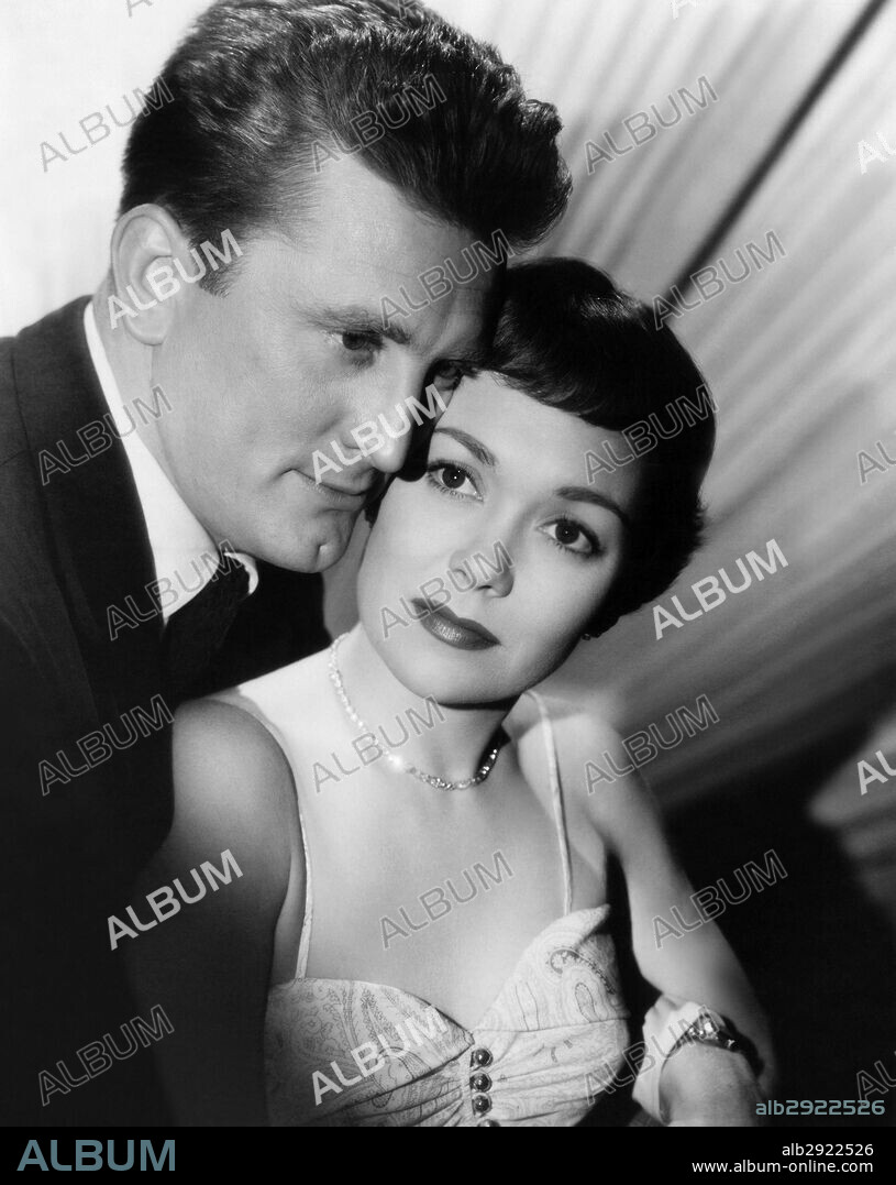 JANE WYMAN and KIRK DOUGLAS in THE GLASS MENAGERIE, 1950, directed by IRVING RAPPER. Copyright WARNER BROTHERS.