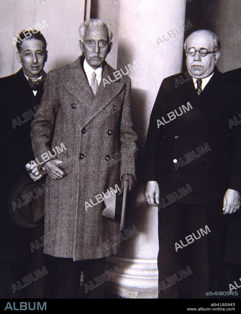 DE IZQUIERDA A DERECHA LLUIS COMPANYS , PRESIDENTE DE LA GENERALITAT EN 1933 FRANCESC MACIA , PRESIDENTE DE LA GENERALITAT EN 1931 MANUEL HAZAÑA , JEFE DEL GOBIERNO ESPAÑOL DEL AÑO 1931 AL 1936.