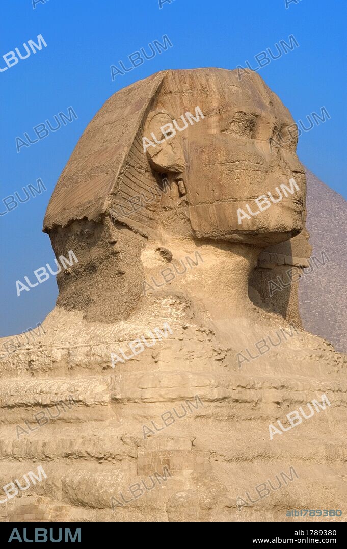 ARTE EGIPCIO. EGIPTO. GRAN ESFINGE DE GIZA. Tallada en roca caliza, tiene forma de león con cabeza humana. Se dice que la cabeza podría representar al faraón Kefrén. Acostada y mirando a oriente, mide 57 m. de longitud y 20 m. de altura. Construida como centinela protectora en la ribera occienetal del Río Nilo, en el siglo XXVI a. C. (DINASTIA IV). PERIODO ANTIGUO. Detalle cabeza. Alrededores del Cairo.