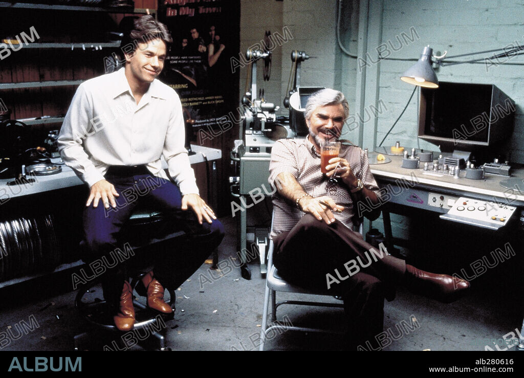 BURT REYNOLDS und MARK WAHLBERG in BOOGIE NIGHTS, 1997, unter der Regie von PAUL THOMAS ANDERSON. Copyright NEW LINE CINEMA.