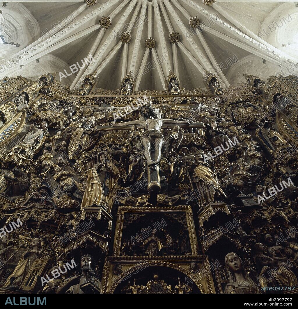 ARTE GOTICO. ESPAÑA. RETABLO MAYOR DE LA CARTUJA DE MIRAFLORES. Obra realizada en madera policromada por Diego DE SILOE y Diego DE LA CRUZ entre 1486-1499. La figura central de CRISTO CRUCIFICADO aparece inscrita en un gran círculo que simboliza la Eucaristía. A sus pies, las figuras de la VIRGEN (izquierda) y SAN JUAN (derecha). BURGOS. Castilla-León.