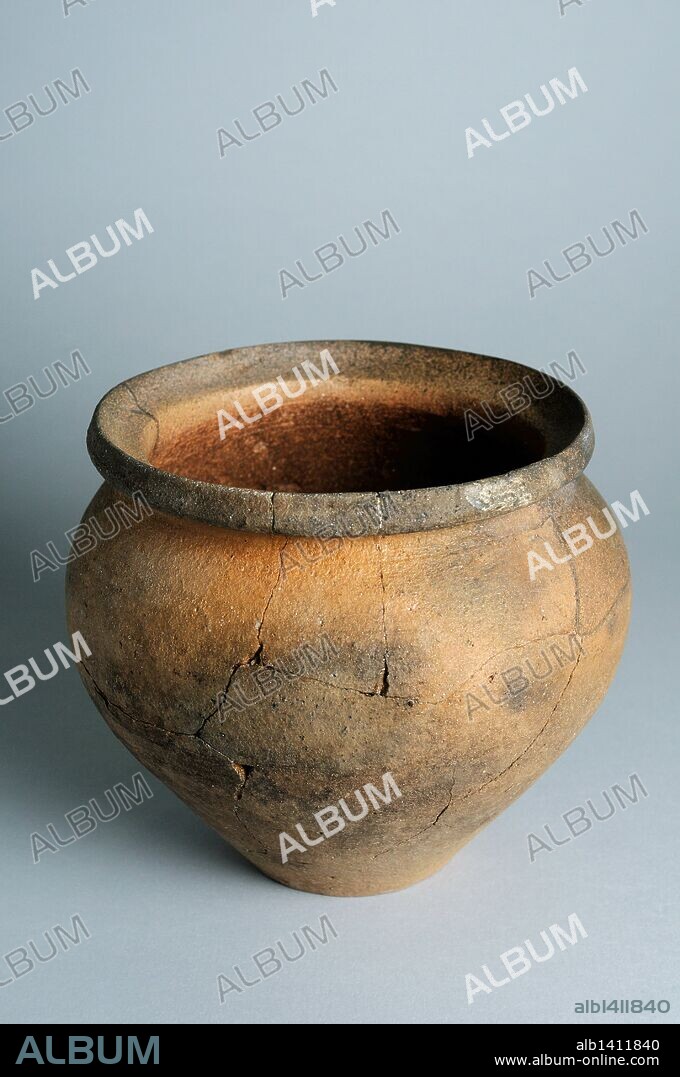 Olla de cerámica .Altura 13 cm diametro 11, 5 cm (Siglos II – IV d.C. ).- Epoca romana , procedente de la " Casa de Hippolytus "- Yacimiento arqueológico de Complutum en Alcalá de Henares ( Madrid ). ESPAÑA.