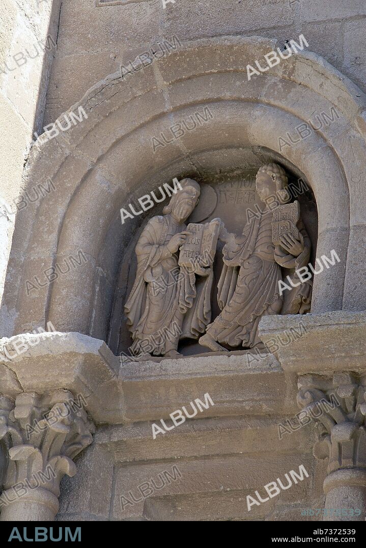 DETALLE LATERAL DE LA PUERTA DEL OBISPO DE LA CATEDRAL DE ZAMORA - SAN JUAN Y SAN PEDRO - SIGLO XII.