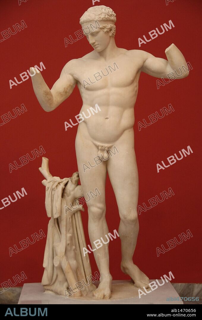 ARTE GRIEGO. GRECIA. Estatua de un JOVEN realizada en mármol. Hallada en la conocida "Casa de Diadumenos" en Delos. Fechada hacia el año 100 a. C. Es una copia de la famosa estatua de DIADUMENOS hecha por Polícleto hacia 450-425 a. C. La base en forma de tronco de árbol es una añadidura del copista. Museo Arqueológico Nacional. Atenas. Grecia.