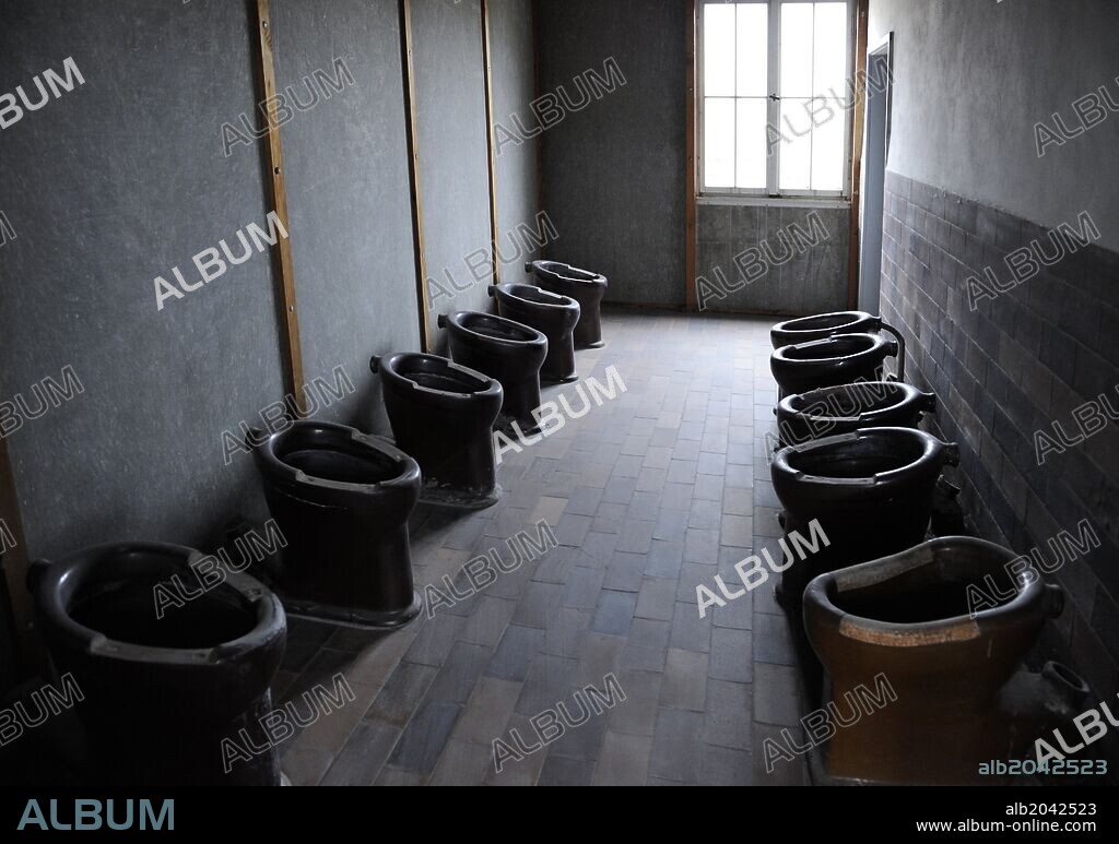 Campo de concentración nazi de Dachau. Actualmente funciona un Memorial y Museo sobre el Holocausto y la persecución política en el Tercer Reich. Retretes del barracón. Alrededores de Dachao. Norte de Múnich. Baviera. Sur de Alemania.