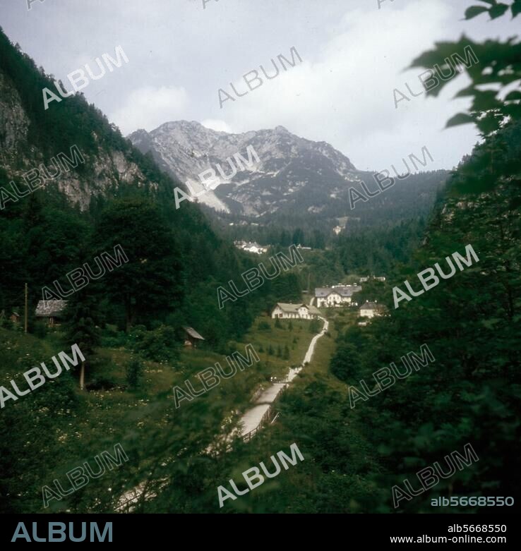 Hallstatt (Salzkammergut, Österreich), Salzbergwerk und prähistorisches Gräberfeld. Blick auf das Gräberfeld und das Salzbergwerk ca. 1100 m über dem Meeresspiegel. Foto, undat.