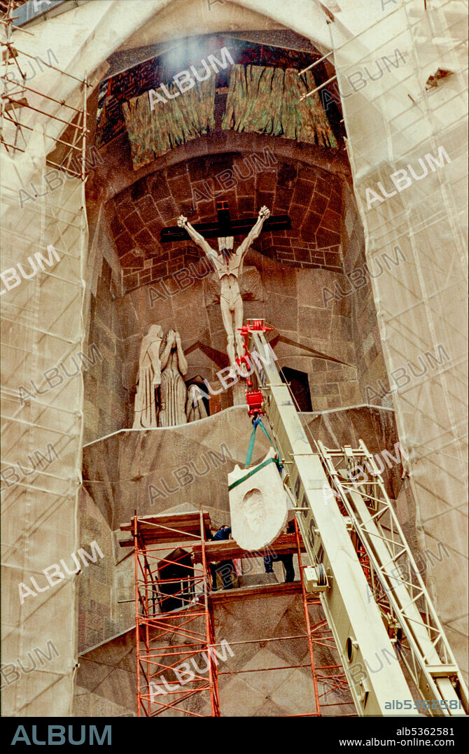 JOSEP MARIA SUBIRACHS. Sagrada Familia (Passion facade): placement of the Holy Face, 1989-90.