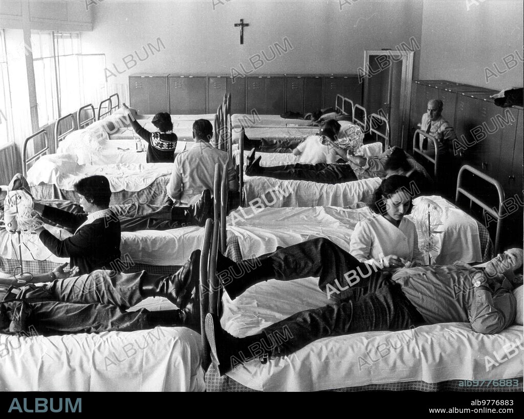 5 noviembre 1977. Alumnos de la academia especial de la policía Armada, Profesores, Oficiales, Jefes y Tropa, Donando sangre para la cruz Roja.