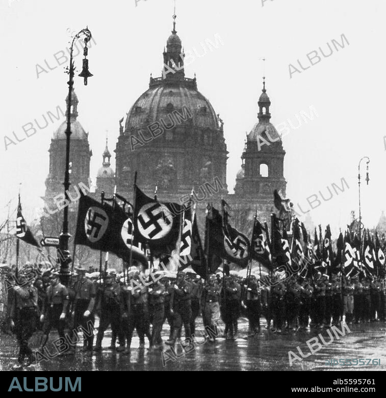 Berlin, 3. Februar 1933. Trauerfeier im Dom für SA-Sturmführer Maikowski und Wachtmeister Zauritz, getötet während der Unruhen am Tag der. "Machtergreifung" (30. Januar). SA-Männer im Trauerzug am Lustgarten. Foto.