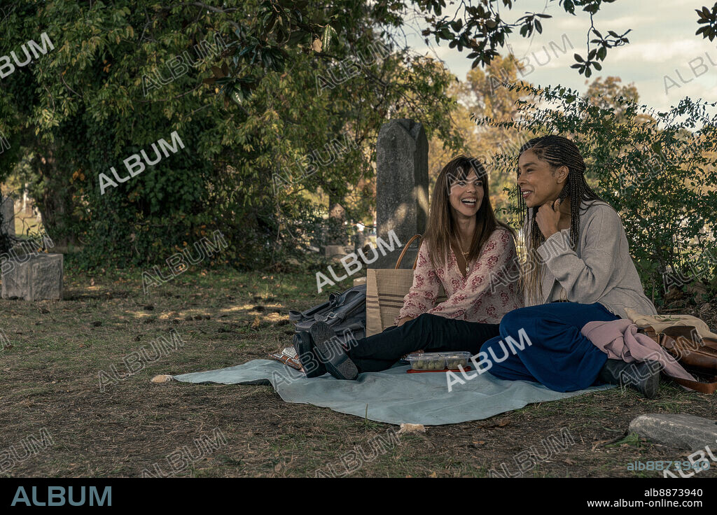 MARIBEL VERDU y SOPHIE OKONEDO en RAYMOND & RAY, 2022, dirigida por RODRIGO GARCIA. Copyright Apple Studios.