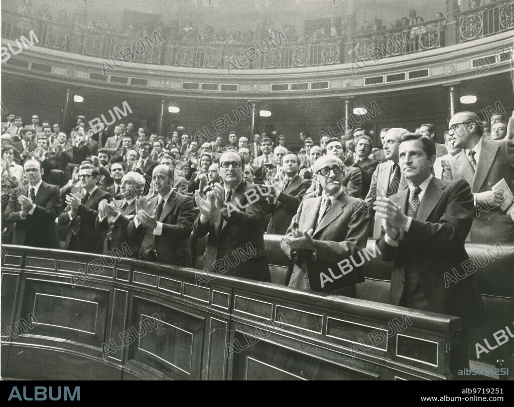 Madrid, 14/10/1977. Los diputados (en primer plano el gobierno con, de dcha. a izqdz.: Adolfo Suárez, Manuel Gutiérrez Mellado, Enrique Fuentes Quintana, Francisco Fernández Ordoñez, Manuel Jiménez de Parga, Enrique Sánchez de León y Fernando Abril Martorell. Detrás de Suárez, Leopoldo Calvo Sotelo) aplauden al final de la votación de aprobación de la Ley de Amnistía, que tuvo 296 votos a favor, 2 en contra, 18 abstenciones y 1 voto nulo.