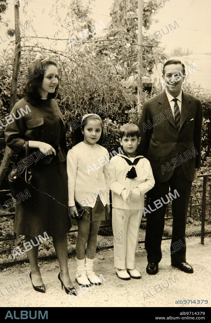 1965. Manuel De La Sierra Torres y María Lourdes Urquijo Morenés el día de la Primera Comunión de su hijo.