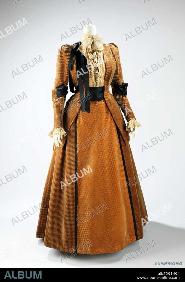 CHARLES FREDERICK WORTH y HOUSE OF WORTH. Walking suit, French, ca. 1889.