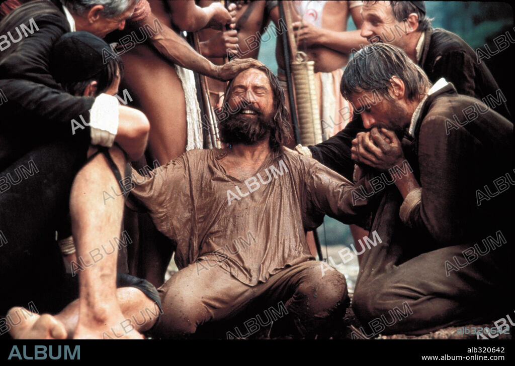 JEREMY IRONS, LIAM NEESON and ROBERT DE NIRO in THE MISSION, 1986, directed by ROLAND JOFFE. Copyright WARNER BROTHERS.